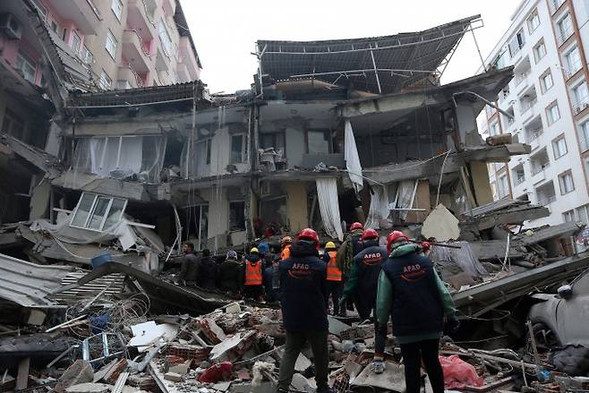 6일(현지시간) 발생한 규모 7.8 지진으로 무너져 내린 튀르키예의 건물. AP/연합뉴스 제공
