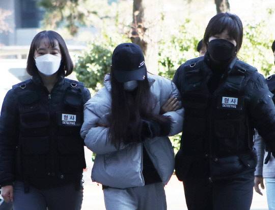 2살 아들을 집에 혼자 두고 사흘간 방치해 숨지게 한 혐의를 받는 A(24)씨가 4일 구속 전 피의자심문(영장실질심사)을 받기 위해 인천시 미추홀구 인천지방법원으로 들어서고 있다.   연합뉴스