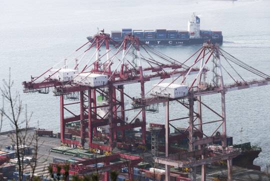 지난 1일 부산항에서 수출입을 화물을 가득 실은 컨테이너선이 출항하는 모습.  <부산=연합뉴스>