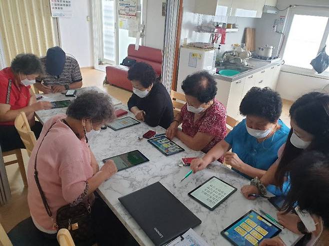 SK텔레콤은 과학기술정보통신부, 한국지능정보사회진흥원이 주도하는 전국민 디지털역량 강화 사업 일환으로 경로당을 찾아가 어르신 대상 디지털 교육을 실시했다.