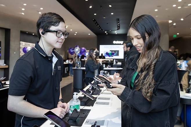 3일(현지시간) 미국 로스앤젤레스에 위치한 삼성 익스피리언스 스토어에서 현지 소비자들이 새롭게 출시된 갤럭시 S23 시리즈의 혁신 기능을 체험하고 있다.
