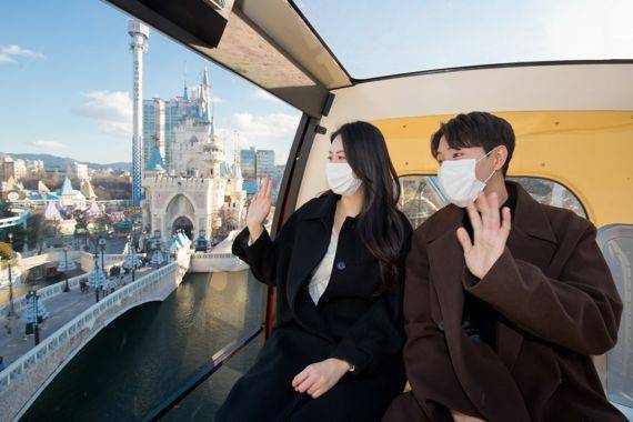 롯데월드 어드벤처에서 달콤한 데이트를 즐기는 커플 /사진=롯데월드