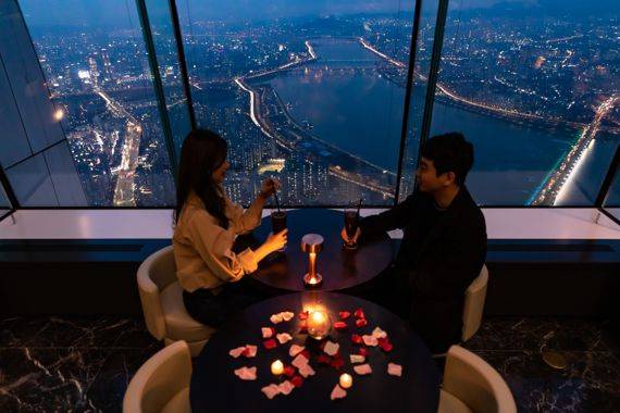 서울스카이의 스페셜 디너 코스 즐기는 커플 /사진=롯데월드