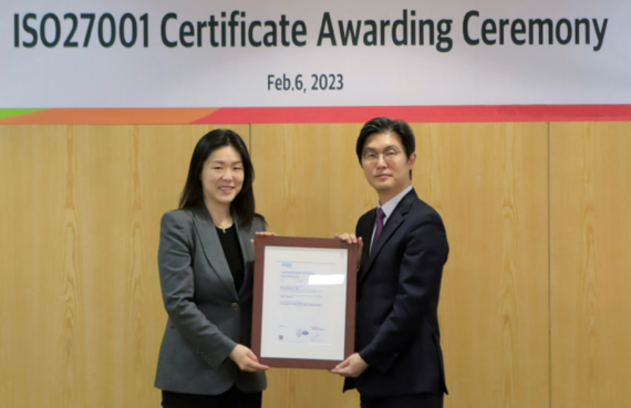 지난 6일 SK바이오사이언스 판교 본사에서 열린 ISO 27001 인증서 수여식에서 DNV 비즈니스 어슈어런스 코리아 이소영 대표(왼쪽)와 SK바이오사이언스 디지털혁신실 황재선 실장이 인증서 전달 후 기념촬영을 하고 있다. SK바이오사이언스 제공.