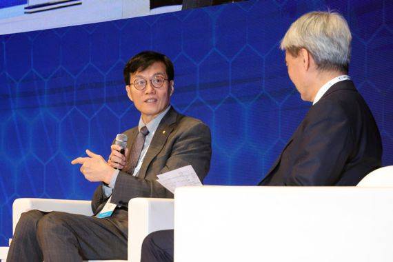 제1회 대한상공회의소-한국은행 세미나가 ‘경제 패러다임의 변화와 한국경제의 대응방안’이란 주재로 1일 중구 대한상공회의소 본관에서 열렸다. 이창용 한국은행 총재와 신현송 BIS 경제보좌관 겸 조사국장이 대담을 하고 있다. 사진=박범준 기자