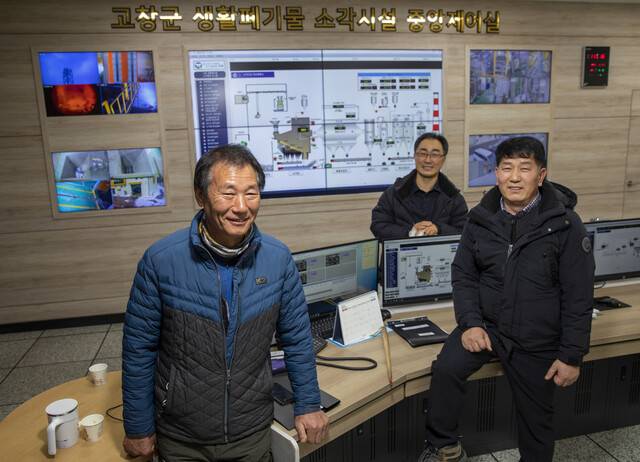 전북 고창군 생활폐기물 소각시설 중앙제어실에서 장기윤씨(왼쪽·전 아산면 소각장 반대대책위원회 집행위원장)와 윤종호씨(가운데·전 아산면 소각장 반대대책위 집행위원), 강희종씨(전 고장군 소각장 운영팀장)가 사진을 찍고 있다. 김진수 선임기자 jsk@hani.co.kr