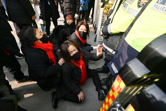 6일 오전 서울 중구 서울시청 앞에서 분향소 철거를 통보한 시청을 항의 방문하려던 이태원 참사 유가족들이 경찰의 제지를 받고 주저앉아 오열하고 있다. 최주연 기자