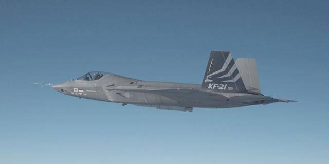 방위사업청은 지난달 국산 전투기 '보라매'(KF-21) 시제 1호기가 17일 첫 초음속 비행에 성공했다고 밝혔다. 사진은 '보라매'(KF-21) 시제 1호기의 비행 모습. 방위사업청·연합뉴스