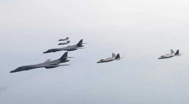 한미 공군이 1일 서해 상공에서 우리 측 F-35A 전투기와 미측의 B-1B 전략폭격기 및 F-22·F-35B 전투기로 연합공중훈련을 시행하고 있다. (사진=공군 제공) 뉴시스