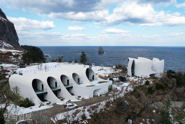 추산(송곳산) 아래 바닷가 언덕에 위치한 코스모스리조트.