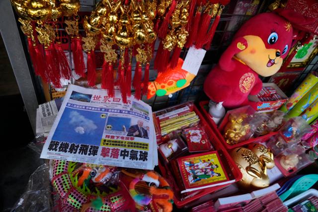 5일 미국 캘리포니아주 로스앤젤레스 차이나타운 내 한 상점에 전날 격추된 중국의 정찰 풍선 사진이 1면에 실린 신문이 놓여 있다. 로스앤젤레스=AP 뉴시스
