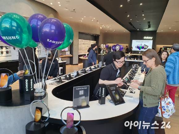 갤럭시 익스피리언스 스토어 인 LA에서 한 고객이 '갤럭시S23'에 대한 설명을 듣고 있다. [사진=장유미 기자]