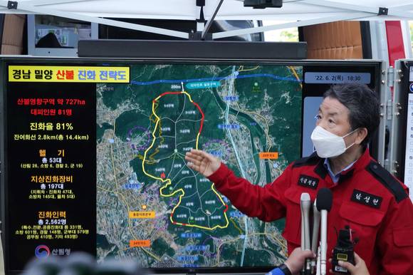 남성현 산림청장이 지난해 6월 경남 밀양시 부북면 춘화리 산불현장에서 브리핑을 하고 있다. [사진=산림청]