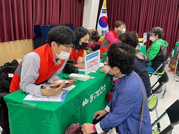 지난 6일 대구광역시 동구 보건소 직원들이 주민들의 노인우울증 검사를 하고 있다. [사진=동구청]