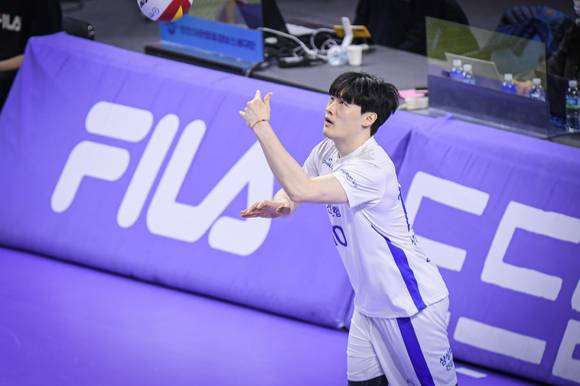 삼성화재 김정호가 7일 열린 대한항공과 원정 경기 도중 서브를 넣기 위한 패스(토스)를 하고 있다. 김정호는 이날 19점을 올렸고 서브 에이스 2개를 기록했다. [사진=한국배구연맹(KOVO)]