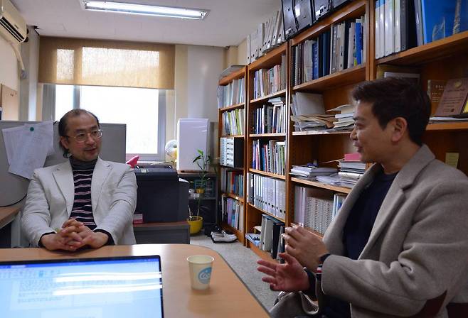 국민대 신동훈 교수(좌)와 케이파워 김지훈 사장(우), 출처: IT동아