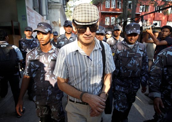 프랑스의 연쇄 살인범 샤를 소브라즈. 2011년 네팔에서 재판받을 때 모습이다.로이터=연합뉴스