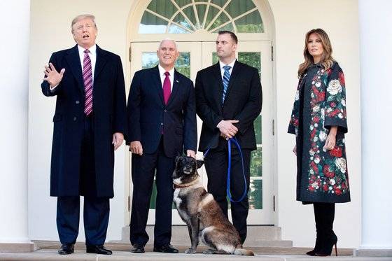 도널드 트럼프 미국 대통령과 부인 멜라니아 여사가 2019년 11월 25일 백악관 로즈가든에서 이슬람국가(IS) 수괴 알바그다디 제거 작전에서 공을 세운 미 육군 군견 코넌을 기리는 행사에 참석했다. EPA=연합뉴스