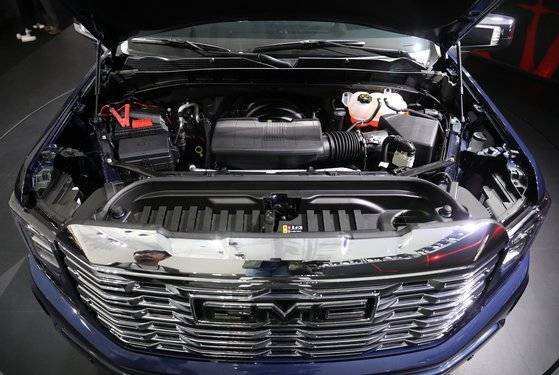 7일 서울 서초구 세빛섬에서 공개된 GMC의 시에라 엔진룸. 뉴스1