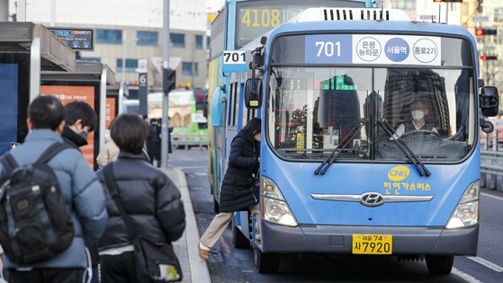 지난 1월 31일 오전 서울 중구 서울역 인근 버스정류장에서 시민들이 버스를 이용하는 모습. 뉴스1