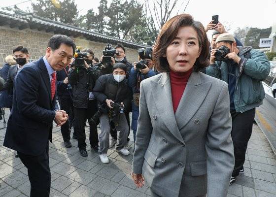 나경원 국민의힘 전 의원이 7일 오후 서울 중구 한 음식점 앞에서 김기현 의원과 전당대회 관련 입장을 발표한 뒤 이동하고 있다. 뉴스1