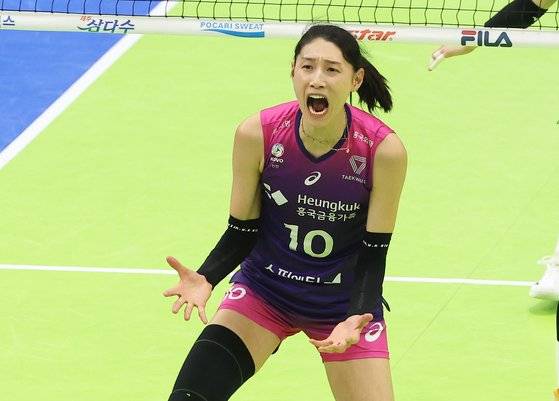 김연경이 7일 현대건설전에서 공격에 성공한 뒤 포효하고 있다. 연합뉴스