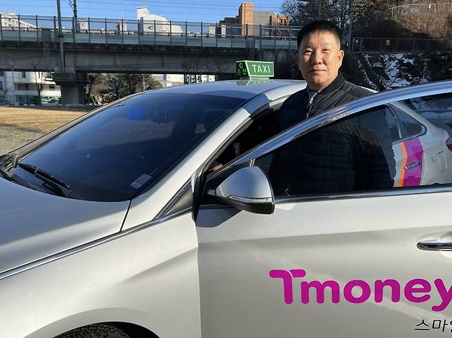 춘천에서 현재 개인택시 기사를 하고 있는 김창우 강원일보 전 편집국장이 지난 3일 자신의 택시에서 포즈를 취하고 있다. 1990년 기자생활을 시작한 그는 30년 가까이 강원일보에 몸담으며 청와대, 강원도청 출입했고 주요 보직을 거쳤다. 2020년 퇴사해 개인택시 면허를 취득, 2021년 5월부터 운행 중이다.