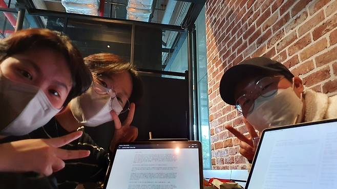 패치워커팀 회의 중에 찍은 한컷. 왼쪽부터 팀장인 이수진, 안세희, 김주희씨.