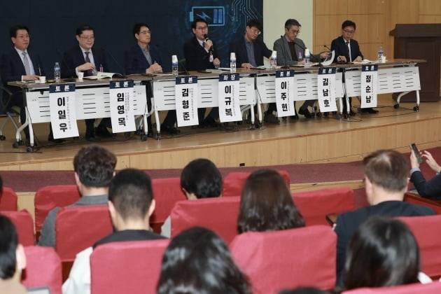 토론자들이 7일 오전 국회의원회관에서 열린 ‘충북 첨단전략산업 반도체·이차전지 육성을 위한 국회 토론회’에서 첨단전략산업 육성 정책 방향에 대해 토론하고 있다. 충청북도 제공