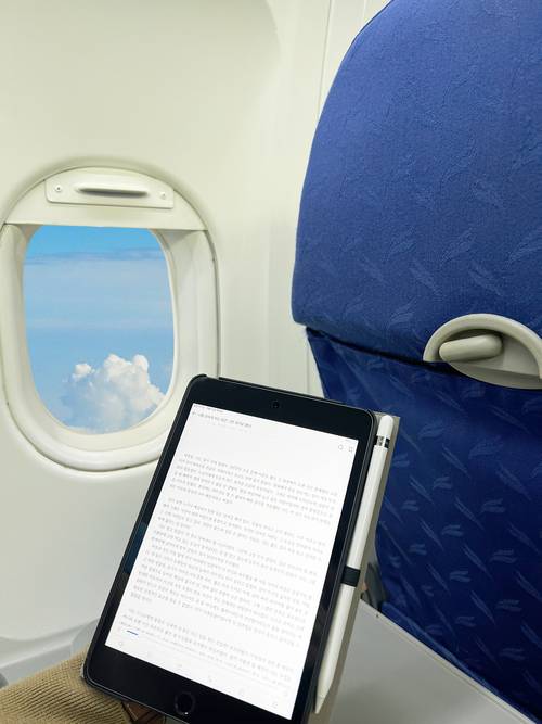 에어부산의 전자도서 서비스 ‘하늘책방’이 입소문을 타고 이용객이 늘고 있다. 에어부산 제공