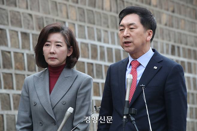 국민의힘 전당대회 불출마를 결정한 나경원 전 의원이 7일 당대표에 출마한 김기현 후보와 서울 중구 한 식당에서 회동을 가진 후 입장을 발표하고 있다.  한수빈 기자