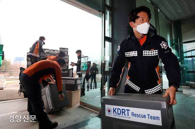 강진으로 큰 인명 피해가 발생한 튀르키예로 급파될 중앙119구조본부 소속 국제구조대원들이 지난 6일 경기 남양주시 수도권119 특수구조대에서 현지에서 사용할 장비를 옮기고 있다. 권도현 기자