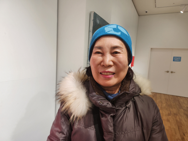 나정란 작가가 김해시 남명갤러리에서 이번 개인전에 대한 입장을 전하고 있다. 박동필 기자