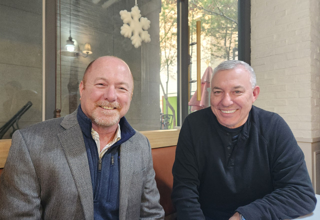 로버트 콜린스(왼쪽) 트러스트브릿지 글로벌(TBG) 대표와 폴 볼트 TBG 부대표가 5일 서울 서초구의 한 카페에서 기념 사진을 촬영하고 있다.