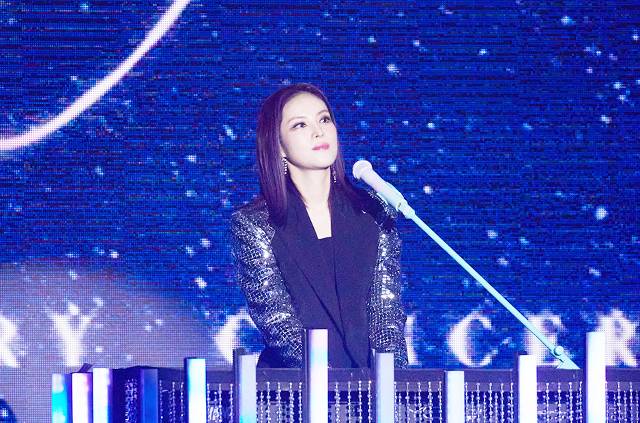 가수 거미가 20주년 기념 전국 투어 콘서트 ‘비 오리진’(BE ORIGIN) 공연 도중 관객들에게 미소를 짓고 있다. 씨제스 엔터테인먼트 제공