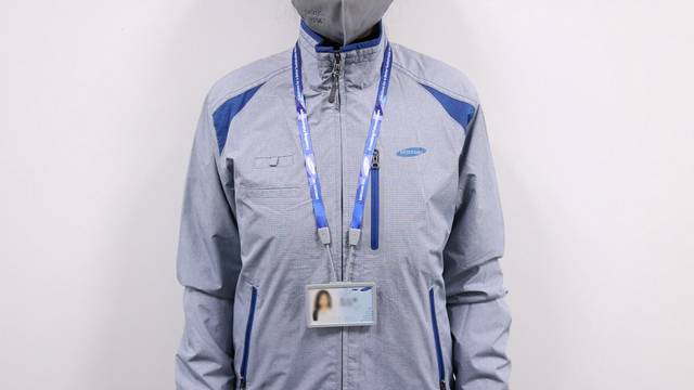 건설현장에서 버려지는 안전모로 만든 사원증 케이스을 목에 건 모습. 삼성물산 제공