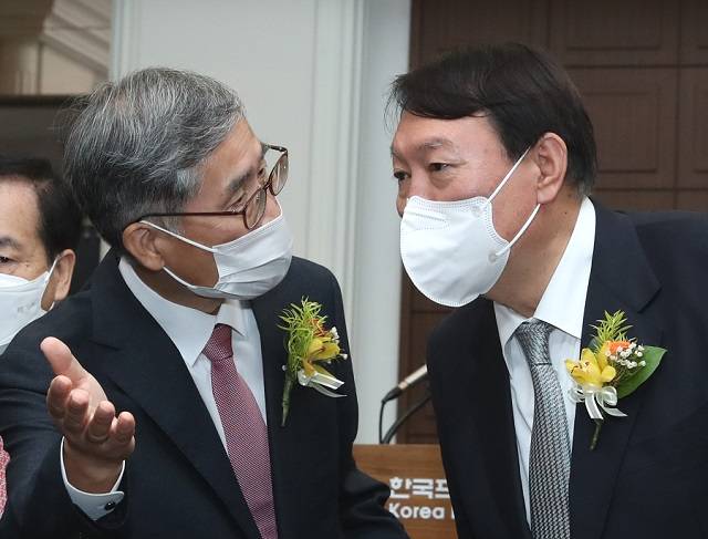 윤석열 대통령인 대선 후보 시절인 지난 2021년 11월 신평 변호사의 출판기념회에 참석해 신 변호사와 인사를 나누고 있다. 뉴시스.