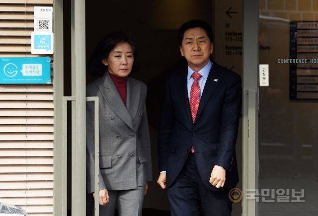 국민의힘 3·8 전당대회 당권주자인 김기현 후보와 당대표 출마를 중도에 접은 나경원 전 의원이 7일 서울 중구 한 식당에서 오찬을 마치고 이동하고 있다.