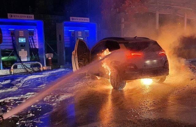 지난 2020년 10월 코나 전기차(EV)에 화재가 발생해 소방 당국이 화재를 진압하고 있는 모습. 연합뉴스