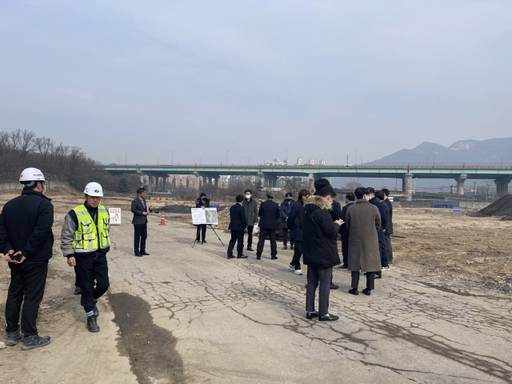 국무조정실 주한미군기지 지원단 등 관계자들이 7일 캠프 잭슨 현장을 둘러보고 있다. 의정부시 제공