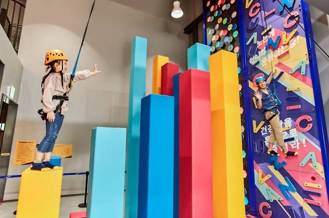한화리조트 거제 벨버디어 내 바운스트램폴린파크에서 한 가족이 '하늘 오르기'와 '클라이밍'을 체험하는 모습. 이외에도 짚라인, 스카이챌린지, 트램폴린 등을 즐길 수 있다. /사진제공=한화리조트