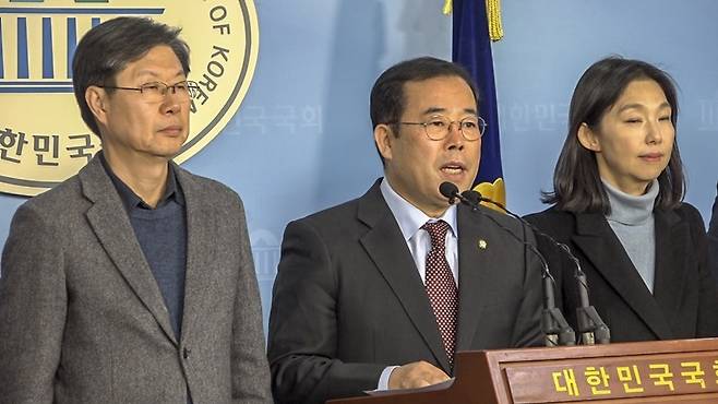 ▲ 박성중 자유한국당 미디어특별위원장이 2019년 12월19일 기자회견을 열고 언론 삼진아웃 제도를 설명하고 있다. 사진=금준경 기자