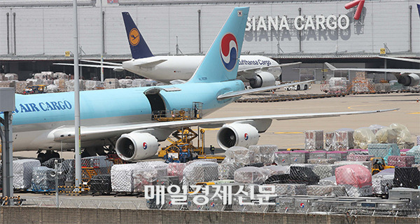 Air freight rates halved over the year as Covid premium fades [Photo by HanJoo-hyung]