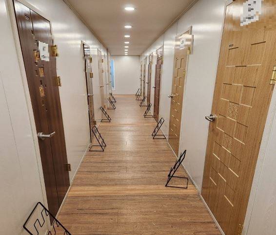 제주도 자치경찰단이 적발한 제주시 내 룸카페. [사진 출처 = 제주도 자치경찰단]