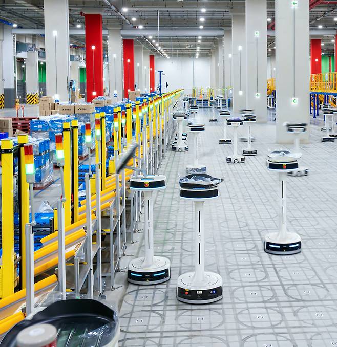 쿠팡 대구 풀필먼트센터 1층 분류장에서 소팅봇이 배송물품을 목적지별로 분류하고 있다. <사진제공=쿠팡>