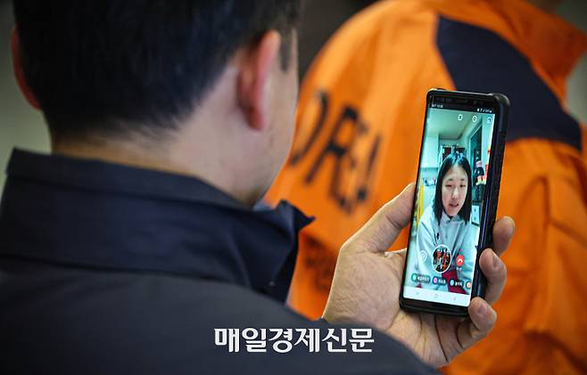 7일 오후 중앙119구조본부 수도권 119특수구조대 소속 국제구조대원이 튀르키예 지진 실종자 수색을 위해 인천국제공항 제1터미널에서 출국 전 가족과 영상통화를 하고 있다. 2023.02.07 [박형기기자]