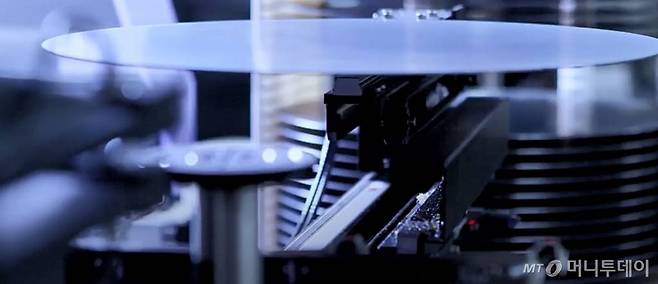 반도체 실리콘 웨이퍼. 실리콘 금속은 이와 같이 생겼지만 기사와 직접적인 관계는 없음. / 사진=SK실트론