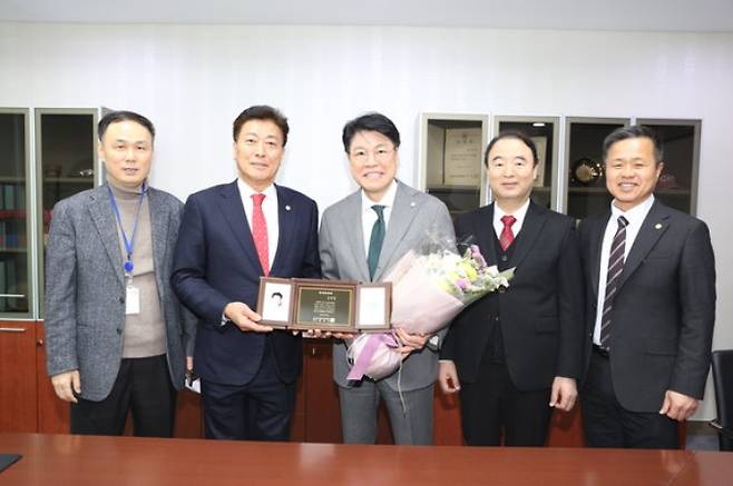 왼쪽부터 전규열 국회특보, 한진우 22대 ROTC 중앙회장, 장제원 국민의힘 의원, 박식순 21대 ROTC 중앙회장, 김선택 중앙회 사무총장