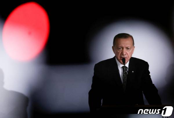 (로이터=뉴스1) 이유진 기자 = 레제프 타이이프 에르도안 튀르키예 대통령이 지난달 18일(현지시간) 체코 프라하에서 진행된 EU 회원국 회의에서 발언을 하고 있다.   ⓒ 로이터=뉴스1  Copyright (C) 뉴스1. All rights reserved. 무단 전재 및 재배포 금지.