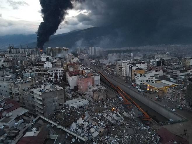 튀르키예 재난위기관리청이 7일(현지시각) "(강진으로) 건물 5775채가 붕괴됐다"고 발표했다. 사진은 지진 발생 직후 튀르키예 이스켄데룬시 모습. /사진=로이터